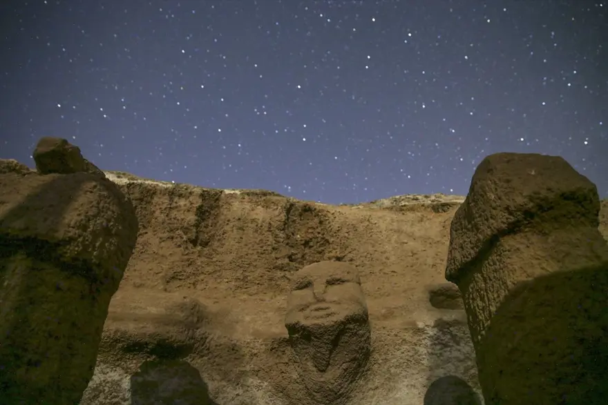 Neolitik dönemin önemli merkezi 'Karahantepe' yıldızların altında 24