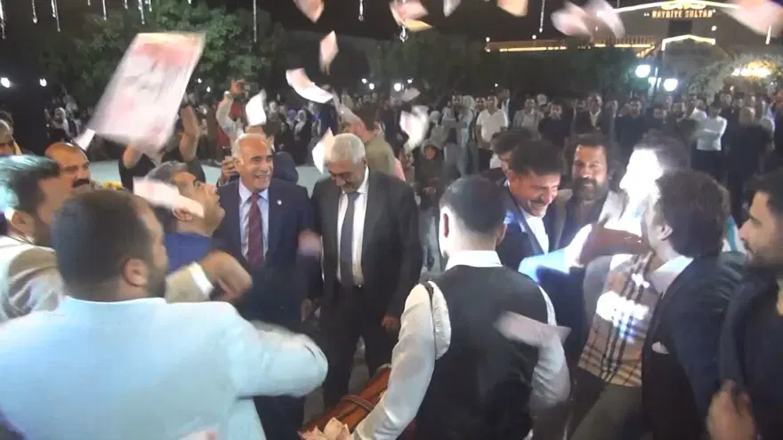 Ağırlığından hareket edemedi: 6 kilo altın ve paralar iki valize sığabildi 3 Ağırlığından hareket edemedi: 6 kilo altın ve paralar iki valize sığabildi 3