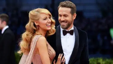 Ryan Reynolds eşi Blake Lively'nin saçlarını boyadı: Gizli yeteneklerin adamı