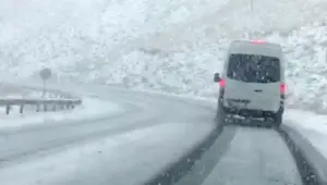 Havalar soğudu, karyağışı başladı: Yüksekova-Van yolunda sürücüler zor anlar yaşadı