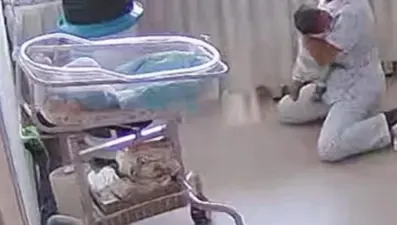 Çin'de hemşirelerin bebekleri depremden korumaya çalıştığı anlar kameralara yansıdı