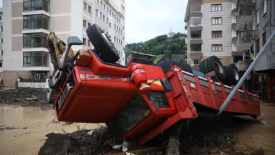 Artvin'de sel gitti, çamur kaldı