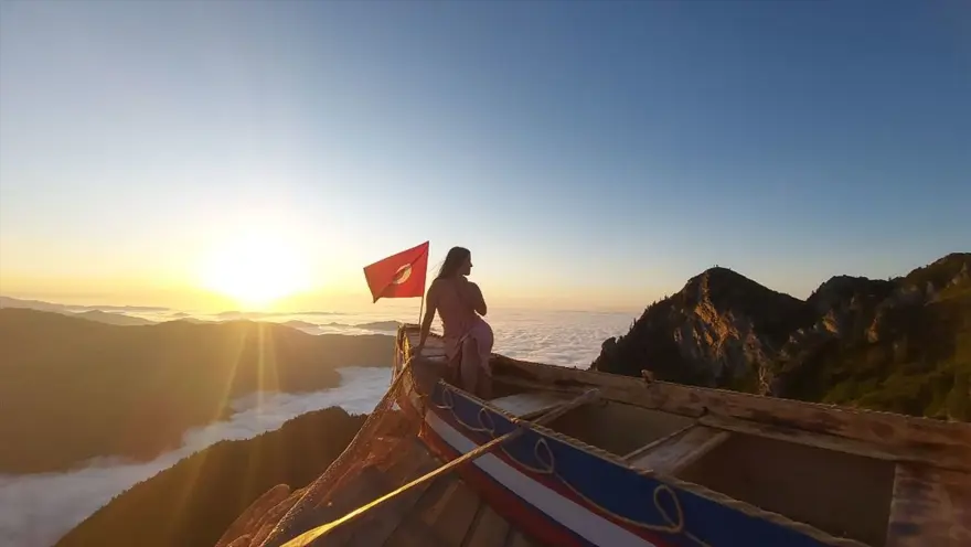 "Bulut denizi" için 2 bin 700 rakımlı yaylada kayık yaptı 13