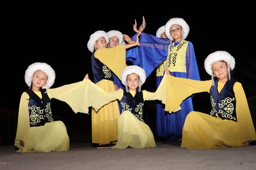 Van'daki Kırgız Türkleri ülkelerinin 31. bağımsızlık yıl dönümünü kutladı 13 Van'daki Kırgız Türkleri ülkelerinin 31. bağımsızlık yıl dönümünü kutladı 13