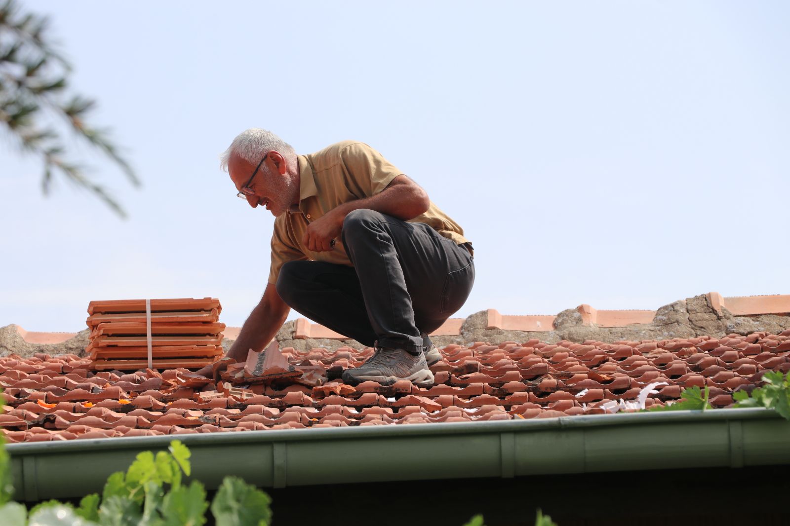 Evin çatısına roket düştü! "Yıldırım düştü sandık"