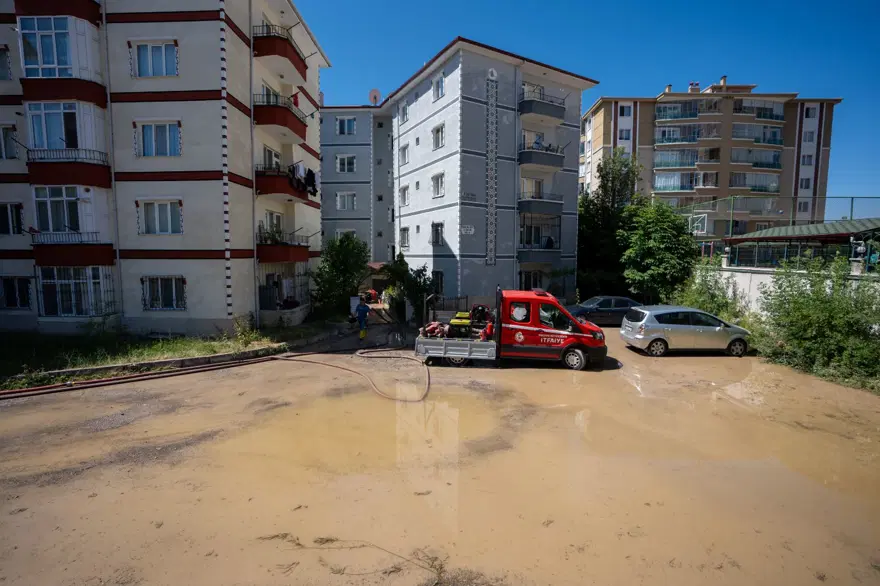 Ankara'da sağanak: Evleri ve iş yerlerini su bastı 15 Ankara'da sağanak: Evleri ve iş yerlerini su bastı 15