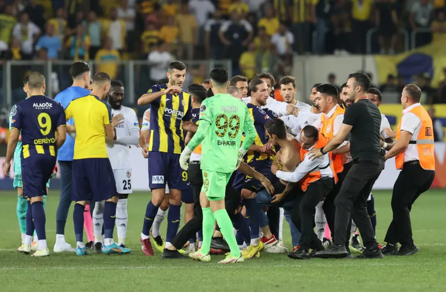 Ankaragücülü taraftar Beşiktaşlı futbolculara saldırdı: Beşiktaş yönetimi, Souza'nın kırmızı kartının iptalini istiyor 14