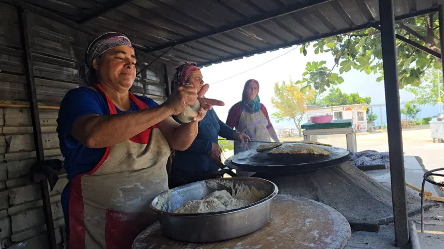 Ekmeklerini ateşten çıkarıyorlar: Sabahın erken saatlerinde tandır mesaisi 1