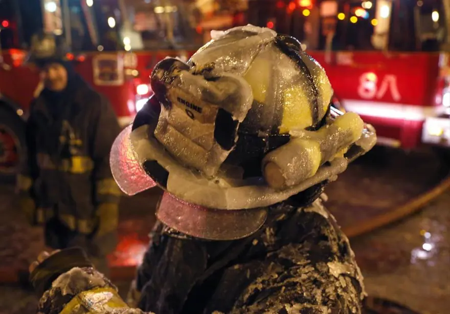 İtfaiyenin buzla mücadelesi 10