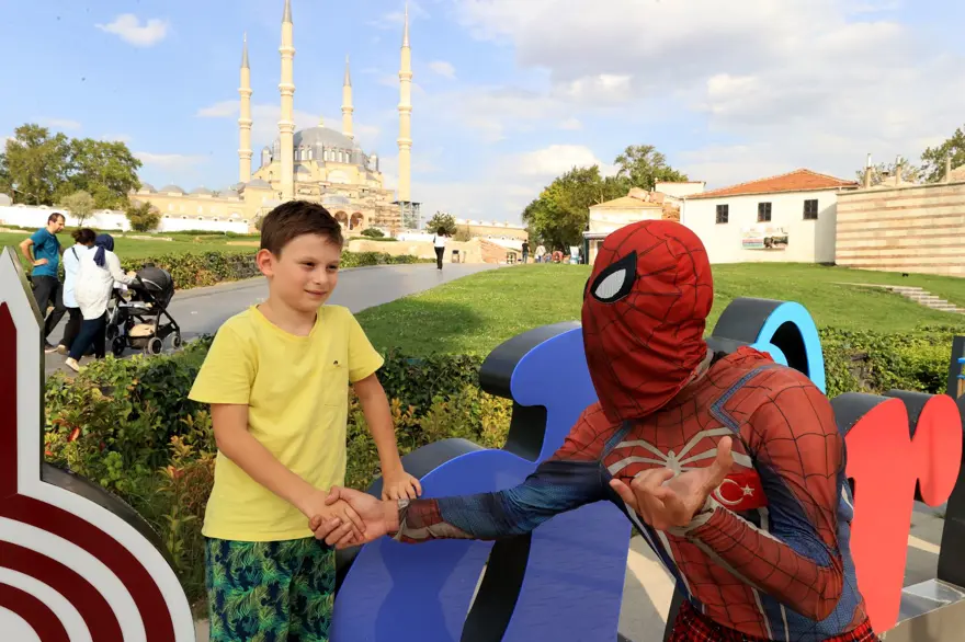 Türkiye'yi gezen yerli Spiderman'in 39. durağı Edirne oldu 3