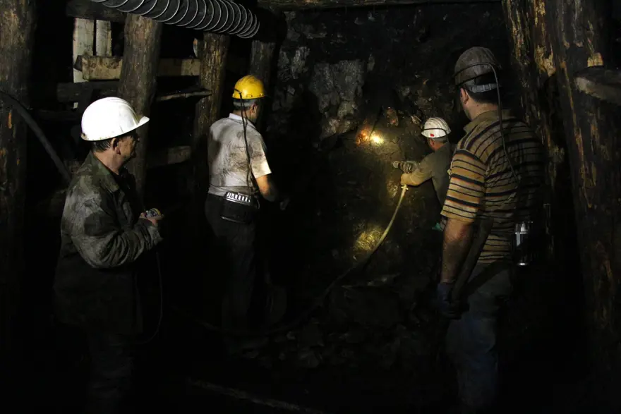 Madenciler, yılbaşını yerin metrelerce altında kutladı 10 Madenciler, yılbaşını yerin metrelerce altında kutladı 10