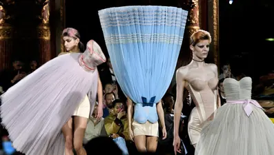 Paris Moda Haftası'nda yerçekimine karşı koyan tasarımlar gündem oldu