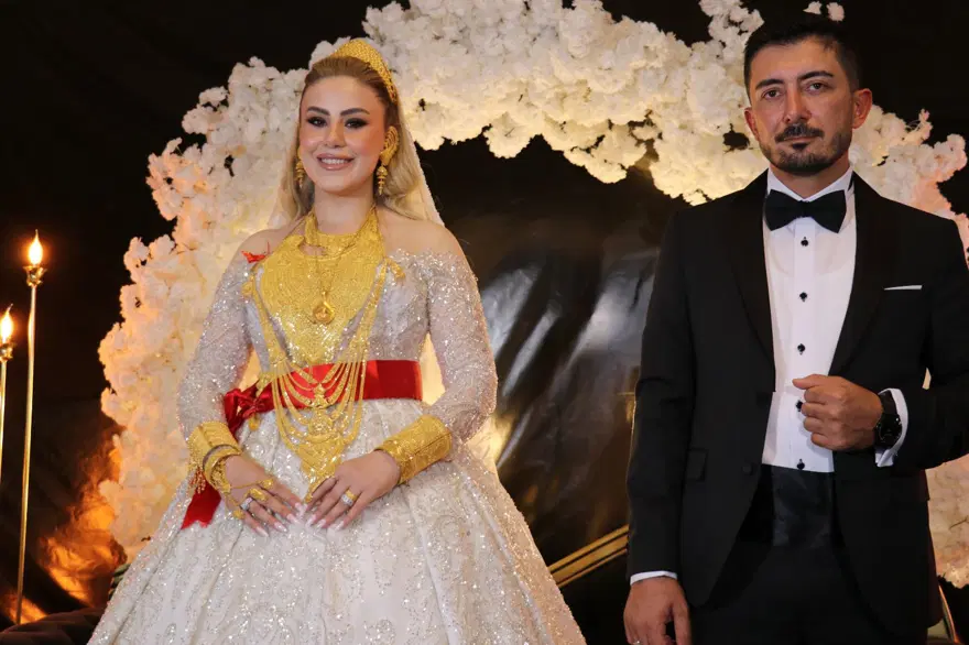 Van'da aşiret düğünü: Geline 3 kilo altın, damada 3 milyon TL takıldı 10 Van'da aşiret düğünü: Geline 3 kilo altın, damada 3 milyon TL takıldı 10