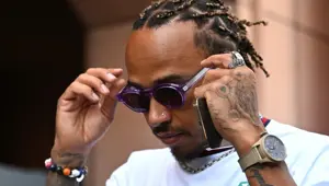 Formula 1 pistinden moda dünyasına: Valentino’nun yeni yüzü Lewis Hamilton