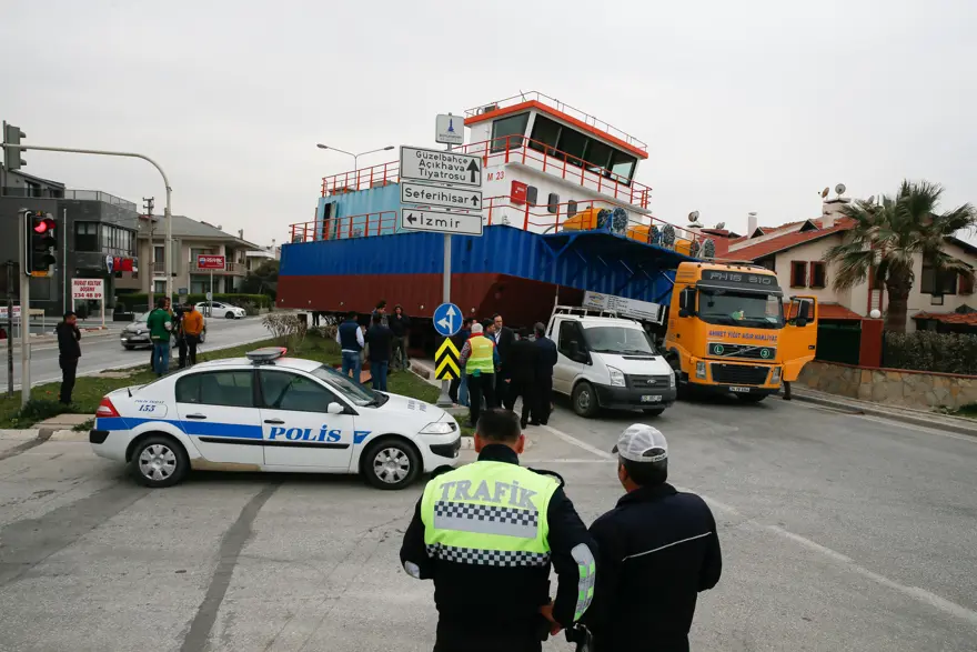 TIR arızalandı, karayolu ulaşıma kapandı TIR arızalandı, karayolu ulaşıma kapandı