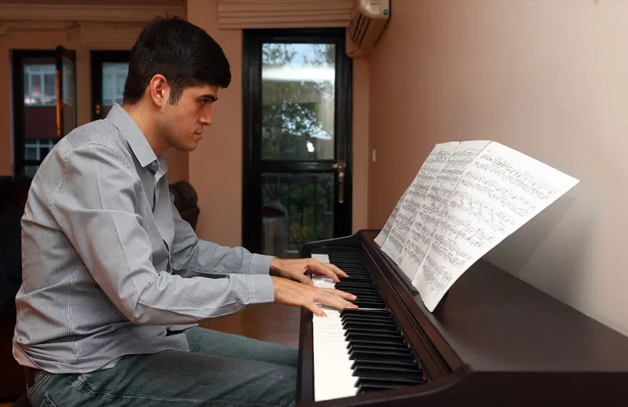 Türkiye'nin ilk otizmli doktora öğrencisi, müzik dehası Buğra oldu 2 Türkiye'nin ilk otizmli doktora öğrencisi, müzik dehası Buğra oldu 2