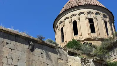 Öşvank Kilisesi'nin duvarlarındaki çatlaklar endişelendiriyor