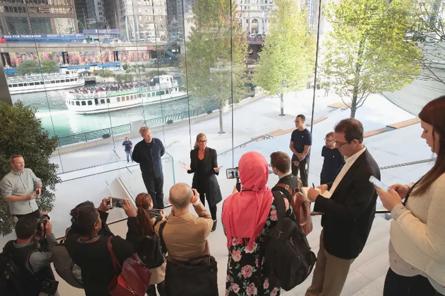 Apple Chicago'da çatısı "MacBook" şeklinde mağaza açtı 7 Apple Chicago'da çatısı "MacBook" şeklinde mağaza açtı 7