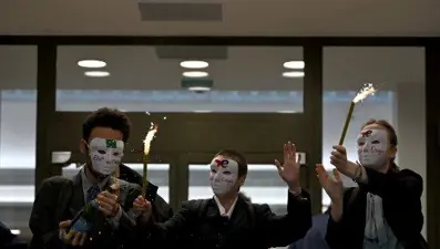 İklim eylemcilerinden banka binasında protesto: Lobiyi işgal ettiler