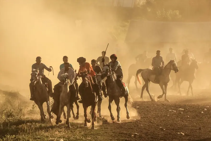 kırgız türkleri, buzkaşı, kökbörü oyunu, oğlak postu kapmaca, ulupamir, erciş 7