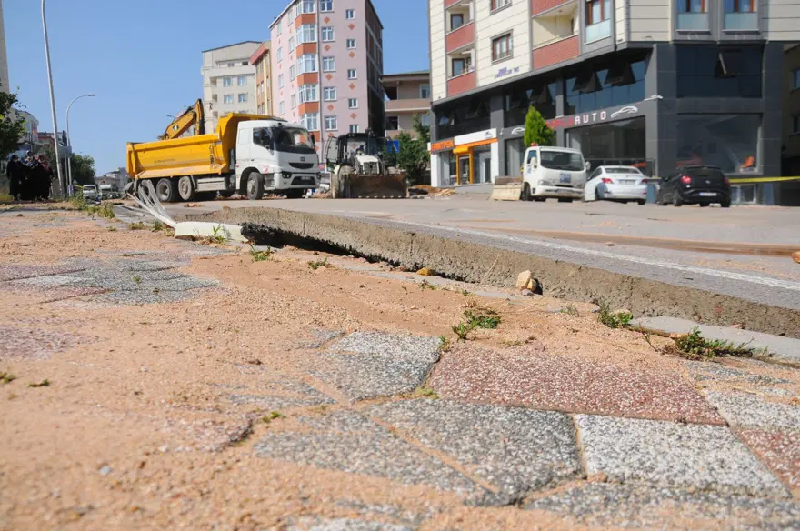 Kocaeli Gebze'de su borusu patladı, evleri su bastı 6