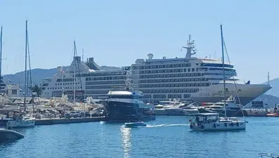 Marmaris Limanı’na iki kruvaziyer gemi demir attı