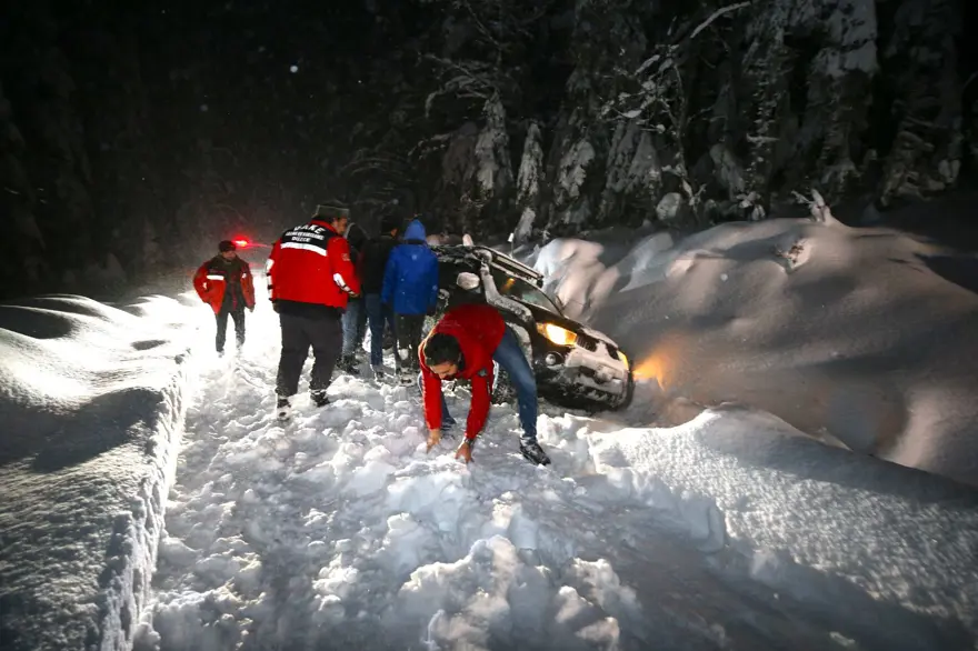 Düzce'de yaylada araçları kara saplanarak kalan 4 kişiye güçlükle ulaşıldı 8 Düzce'de yaylada araçları kara saplanarak kalan 4 kişiye güçlükle ulaşıldı 8