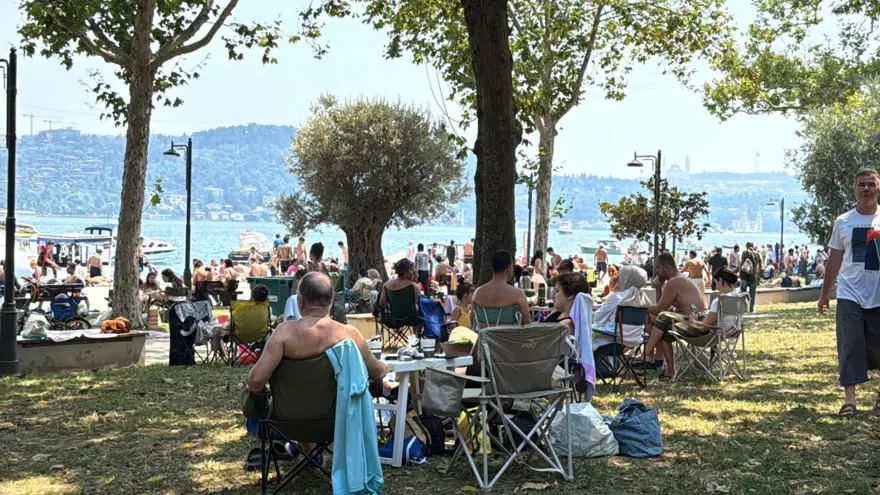 İstanbul'da sıcak hava bunalttı: Bebek sahiline akın ettiler 