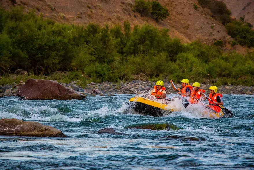 Elazığ'da Murat Nehri'nde rafting heyecanı Elazığ'da Murat Nehri'nde rafting heyecanı
