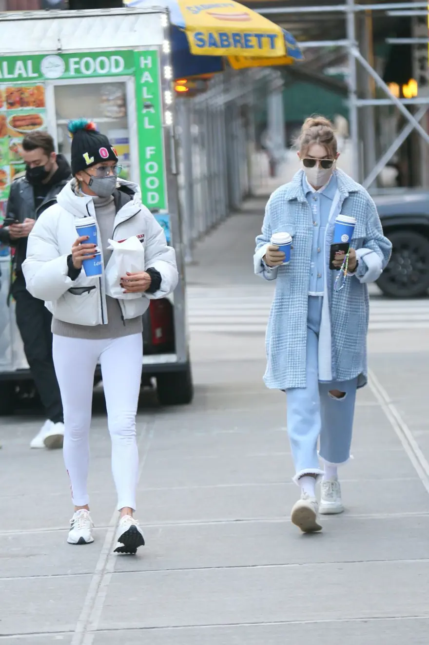 Gigi Hadid ile Yolanda Hadid'in yürüyüşünde nazarlık ayrıntısı 3