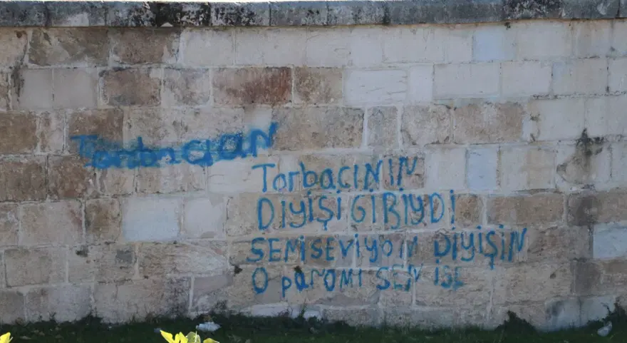 Misis Köprüsü’ne sprey boya ile yazı yazdılar Misis Köprüsü’ne sprey boya ile yazı yazdılar
