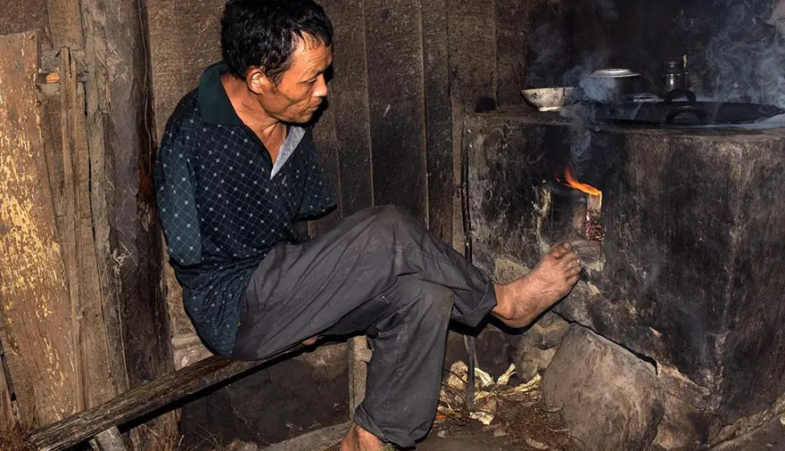 Kolsuz adam hasta annesini beslemek için ayakları ile çalışıyor 4 Kolsuz adam hasta annesini beslemek için ayakları ile çalışıyor 4