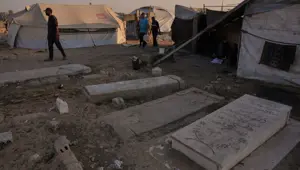 Ölülerin arasında yaşam: Mezar taşları oturak oldu