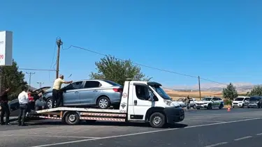 Hafif ticari araç ile otomobil çarpıştı: 4 yaralı