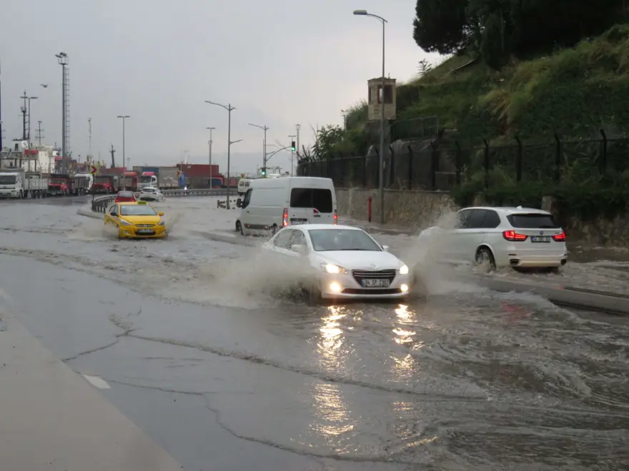 İstanbul'da sağanak bir anda bastırdı 13