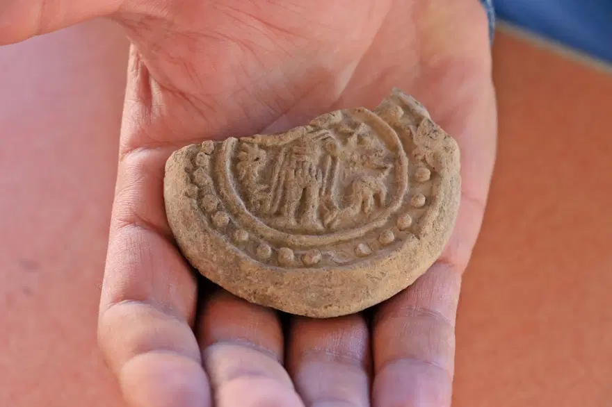 Dara Antik Kenti'nde Aziz Menas'ın figürü olan 1400 yıllık ampulla bulundu 3