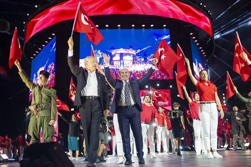 İzmir’de kurtuluş günü coşkusu: Tarkan konserine yüz binlerce kişi akın etti 30