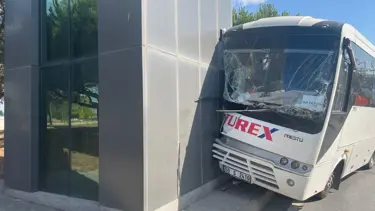 Servis aracı beton direğe çarptı: 16 işçi yaralandı