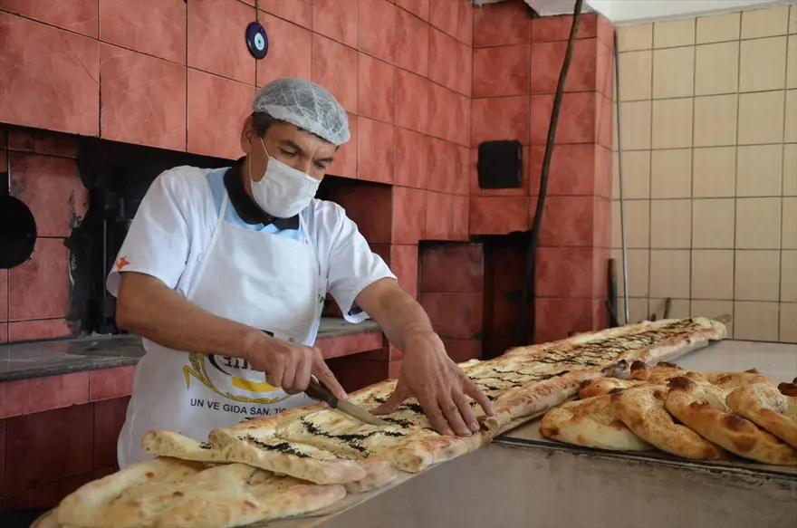 Manisa'da 4 metre uzunluğunda pide üretildi 4