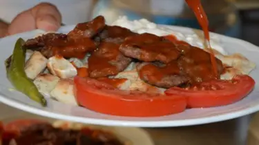 Bursa pideli köfte nasıl yapılır? İşte adım adım Bursa pideli köfte tarifi...