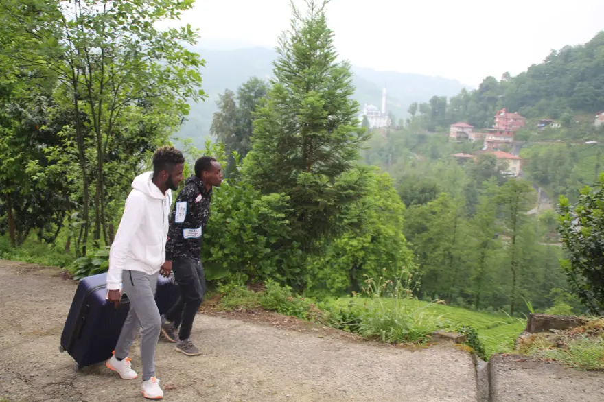 Afrikalı işçiler bu yıl da çay hasadında 12