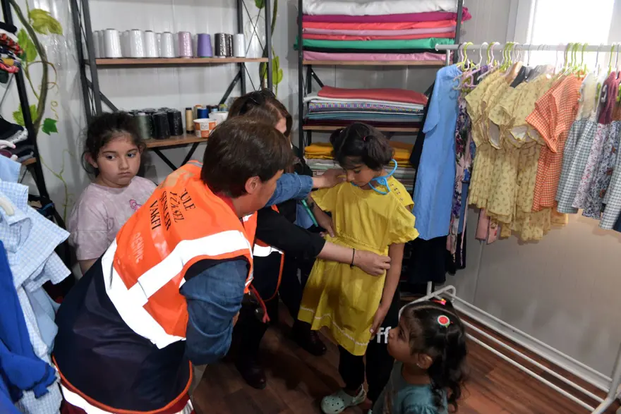 Hatay'da dikilen kıyafetler afetzede kadın ve çocuklara dağıtıldı 7