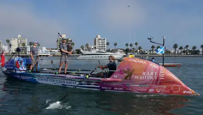 Üç kardeşin rekoru: Pasifik Okyanusu'nu kürekle geçtiler