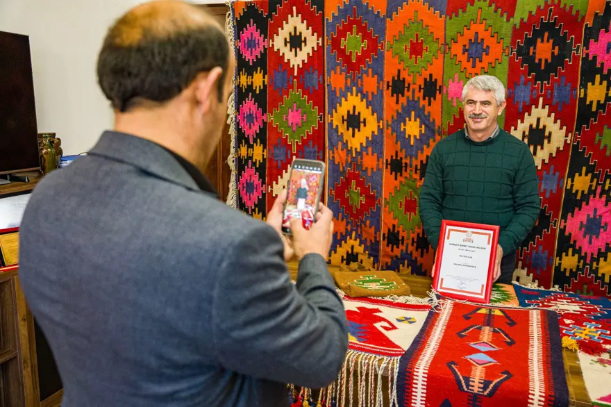 Kökleri Oğuzlara dayanan Kızık kilimi tescillendi: Kadınlara gelir kapısı oluyor 6 Kökleri Oğuzlara dayanan Kızık kilimi tescillendi: Kadınlara gelir kapısı oluyor 6