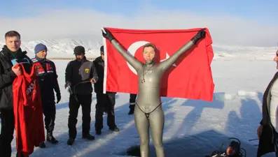 Bir daha kırılamayacak bir rekor için buz altına daldı