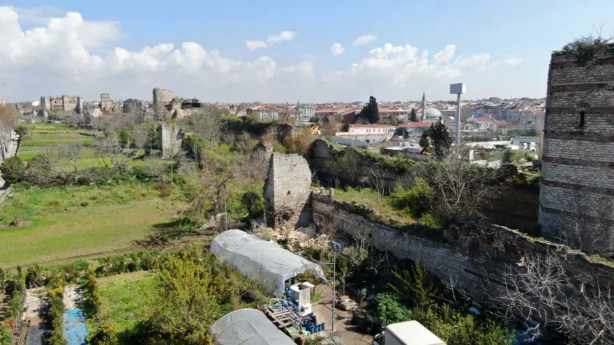 Fatih'te çöken tarihi surlar havadan görüntülendi 4