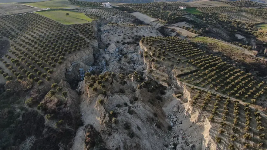 Deprem tarlayı ikiye böldü 2 Deprem tarlayı ikiye böldü 2