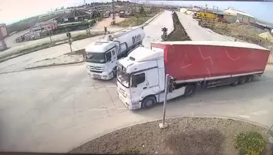 Kırmızı ışık ihlali yapan TIR devrildi