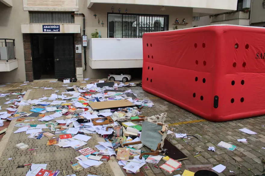 Sinir krizi geçiren kadın mahalleyi ayağa kaldırdı: Eline ne geçerse camdan aşağı attı 4 Sinir krizi geçiren kadın mahalleyi ayağa kaldırdı: Eline ne geçerse camdan aşağı attı 4