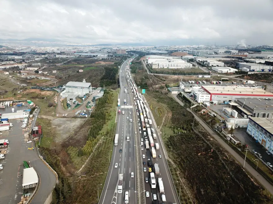 İstanbul yolunda 8 kilometrelik TIR ve kamyon kuyruğu 12